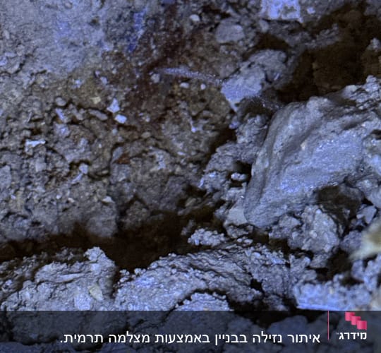 אדמה רטובה עם סימני נזילה אפשריים